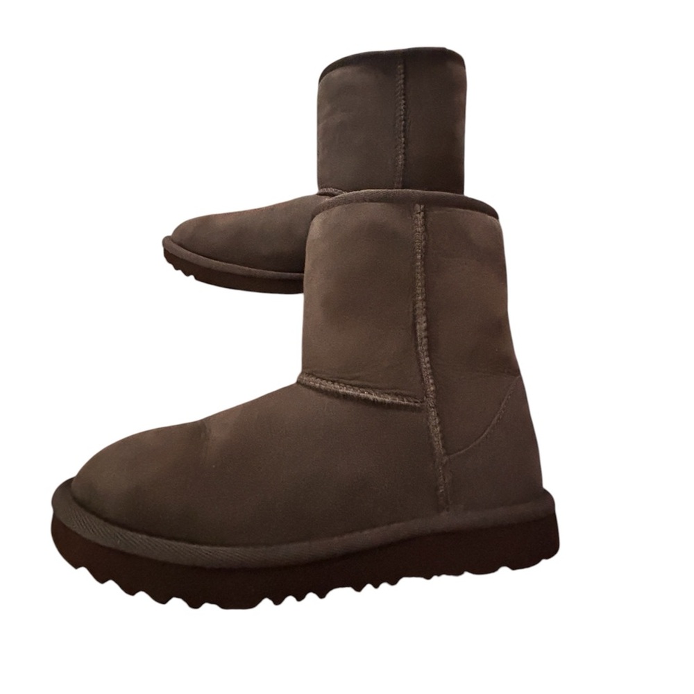 UGG KIDS' CLASSIC II BOOTS size 4
Brand new